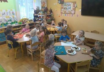 Jesienna sałatka owocowa w wykonaniu dzieci z grupy II „Pszczółki”