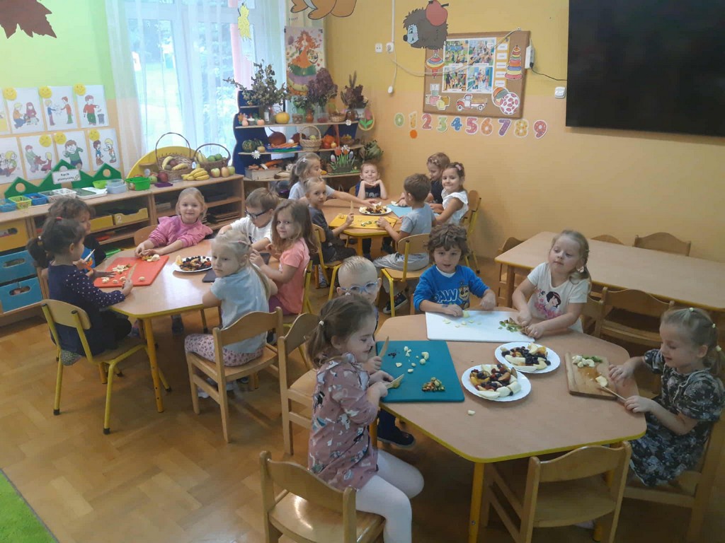 Jesienna sałatka owocowa w wykonaniu dzieci z grupy II „Pszczółki”