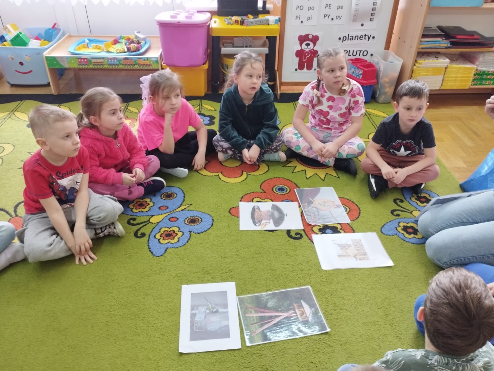 Przedszkolaki uczą się „Jak właściwie dokarmiać ptaki zimą?” – czyli kontynuacja zajęć z cyklu „Dziki Projekt”